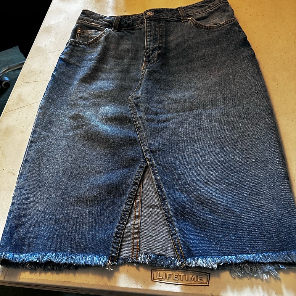 H&M blue Jean skirt light wash sz 6 front button zipper pockets trendy fun